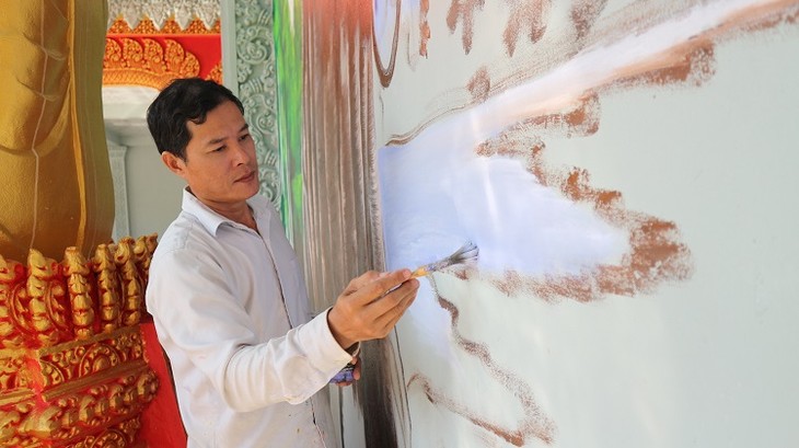 Menemui keluarga yang gandrung membuat lukisan dinding dan seni ukir  bermotif Khmer - ảnh 1