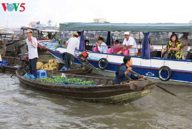 Ciri budaya yang khas di pasar terapung daerah Nam Bo Barat - ảnh 1