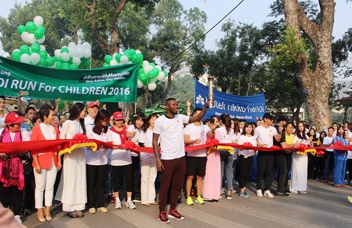 Ribuan orang ikut serta dalam lomba Lari demi Anak-Anak Kota Ha Noi 2018 - ảnh 1