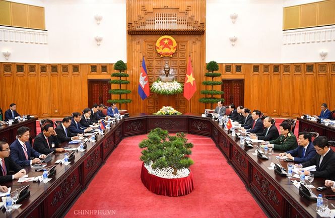 PM Nguyen Xuan Phuc melakukan pembicaraan dengan PM Kamboja, Hun Sen - ảnh 1