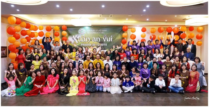 Umat Buddhis Viet Nam di Republik Czech menyambut tahun baru 2019 dengan gembira - ảnh 1