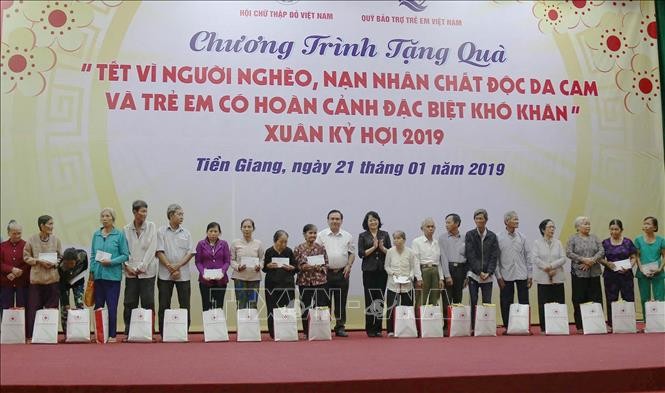 Wakil Presiden Dang Thi Ngoc Thinh mengunjungi dan memberikan bingkisan kepada kepala keluarga miskin dan korban agen oranye/dioxin di Provinsi Tien Giang - ảnh 1