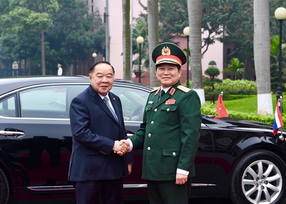 Deputi PM, Menhan Kerajaan Thailand melakukan kunjungan resmi di Viet Nam - ảnh 1