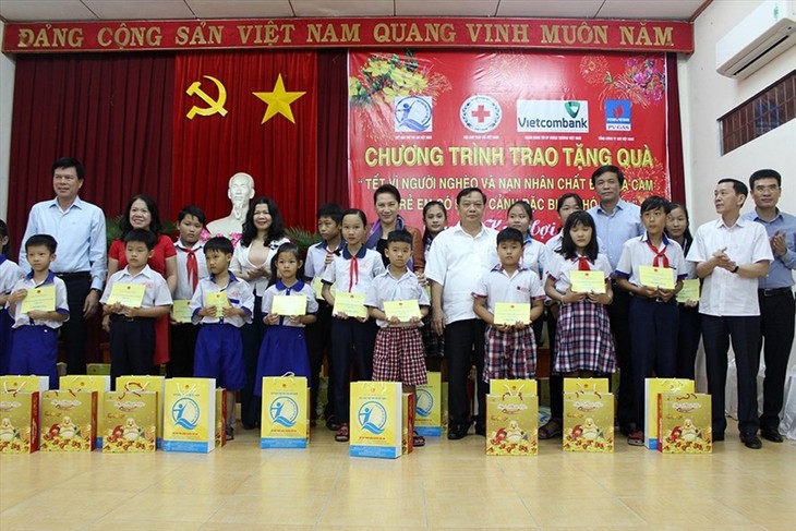 Ketua MN Nguyen Thi Kim Ngan mengunjungi dan memberikan bingkisan Hari Raya Tet kepada keluarga yang mendapat kebijakan prioritas di Kota Can Tho - ảnh 1