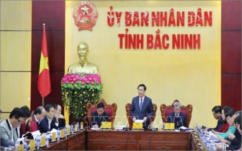 Deputi PM Vuong Dinh Hue melakuan kunjungan kerja di Provinsi Bac Ninh tentang situasi penyerapan investasi asing - ảnh 1