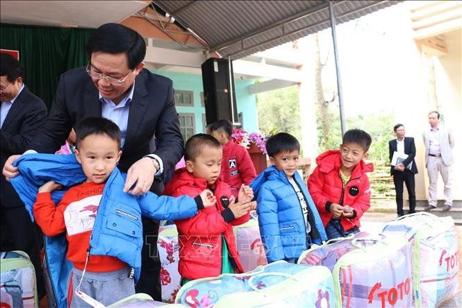 Pimpinan Partai Komunis dan Negara mengunjungi dan memberikan bingkisan kepada para kepala keluarga miskin dan kepala keluarga yang menjumpai kesulitan di daerah-daerah - ảnh 1