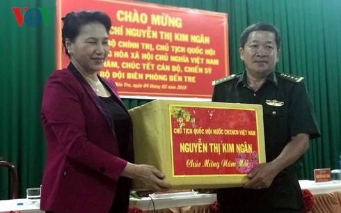 Ketua MN Nguyen Thi Kim Ngan mengunjungi dan mengucapkan selamat Hari Raya Tet di Provinsi Ben Tre - ảnh 1