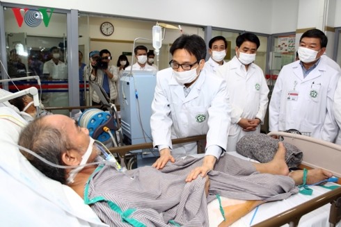 Deputi PM Vu Duc Dam mengunjungi rumah sakit dan buruh lingkungan pada tanggal 30 Hari Raya Tet - ảnh 1