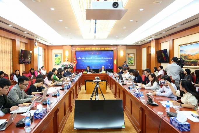 Pimpinan Partai Komunis dan Pemerintah Viet Nam akan melakukan dialog dengan 2.500 wirausaha swasta di Forum Ekonomi Swasta Viet Nam 2019 - ảnh 1