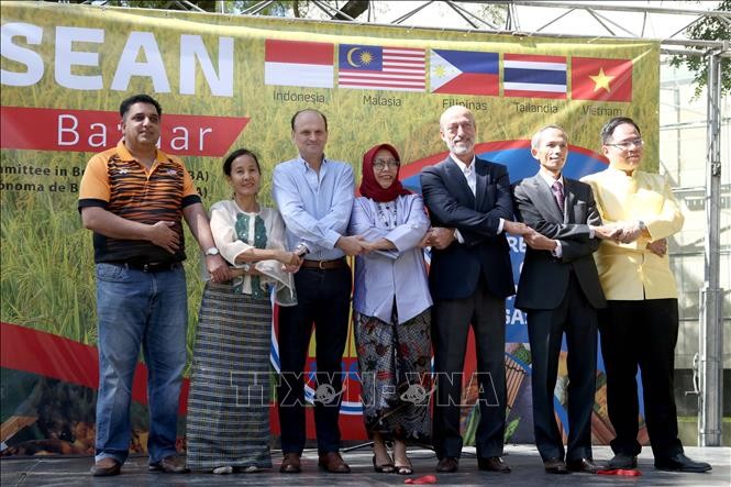 Memperkenalkan kebudayaan Viet Nam di Pekan Raya ASEAN Bazar di Argentina - ảnh 1