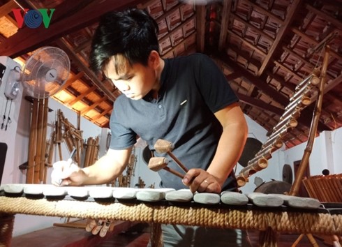 Pemuda  etnis Se Dang gandrung pada  instrumen musik tradisional” - ảnh 1