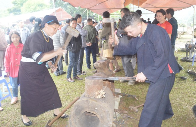 Kejuruan tukang besi dari warga etnis minoritas Nung An di Provinsi Cao Bang - ảnh 1