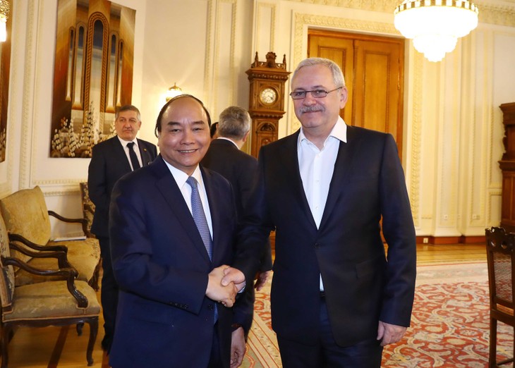 PM Nguyen Xuan Phuc melakukan pertemuan dengan Ketua Majelis Rendah Rumania - ảnh 1