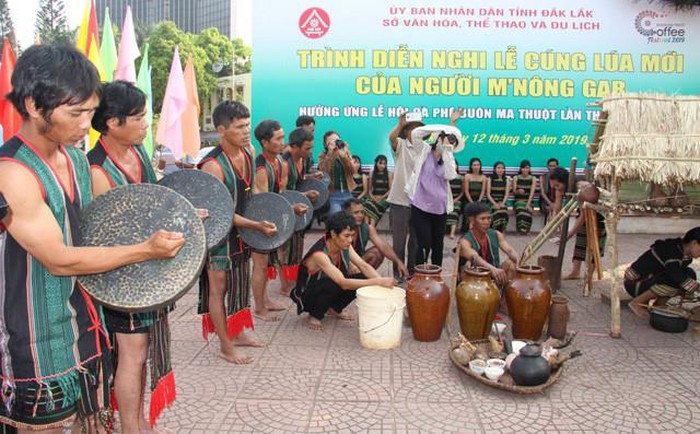 Ciri khas dari upacara menyedakahi padi baru dari warga etnis minoritas M’nong Gar - ảnh 1