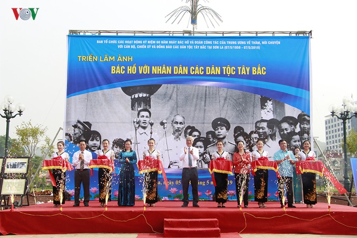 Pembukaan pameran foto: Paman Ho dengan rakyat berbagai etnis Provinsi Son La - ảnh 1
