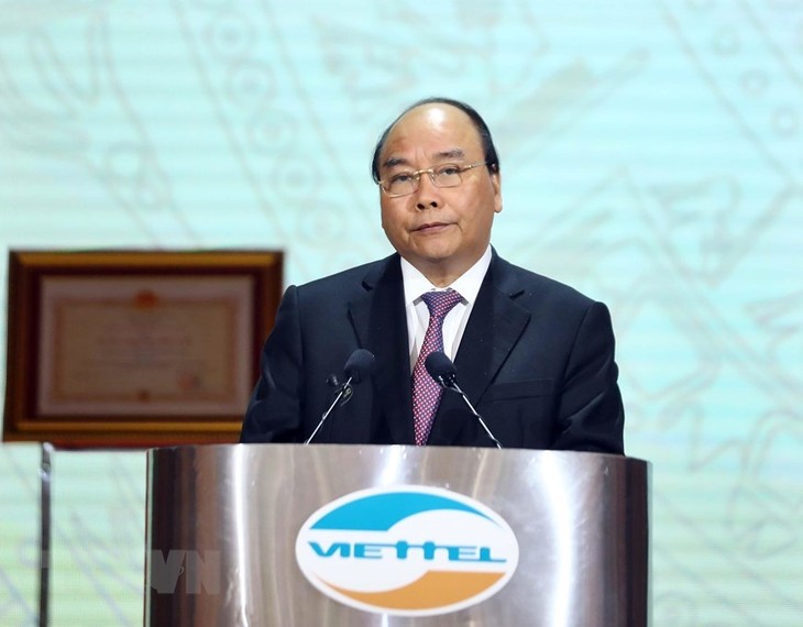 PM Nguyen Xuan Phuc menghadiri acara peringatan ulang tahun ke-30 berdirinya Viettel - ảnh 1