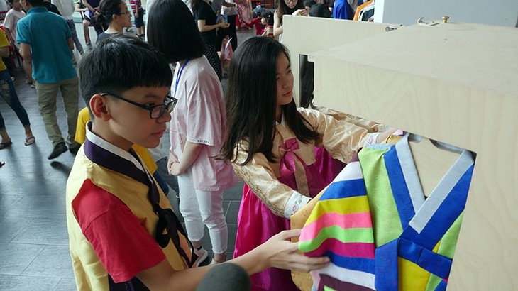 Menemukan kebudayaan Republik Korea sehubungan dengan Hari Anak-Anak Internasional di Kota Ha Noi - ảnh 1