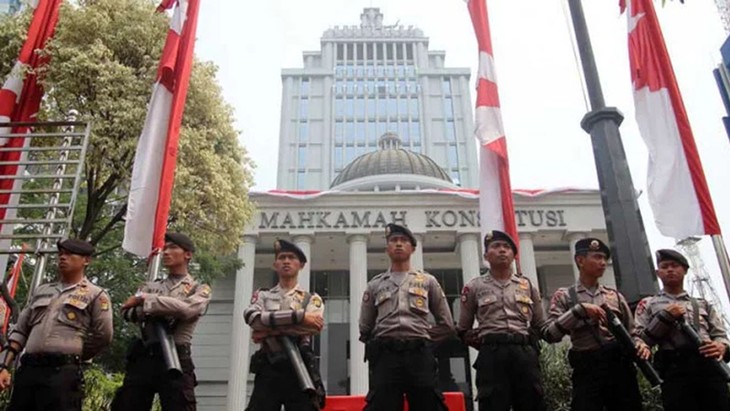 Pilpres Indonesia 2019: Lebih dari 32.000 personil keamanan dikerahkan untuk menjaga pembukaan sidang pengadilan terhadap gugatan kecurangan pilpres - ảnh 1