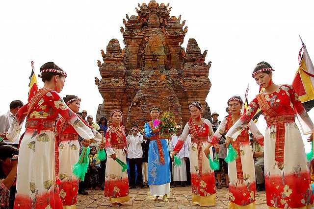 Warga etnis minoritas Cham di Provinsi Binh Thuan mengkonservasikan bahasa dan aksaranya - ảnh 1