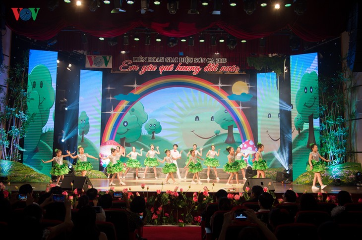 Festival Melodi Son Ca, arena main musik yang bermanfaat bagi anak-anak - ảnh 1