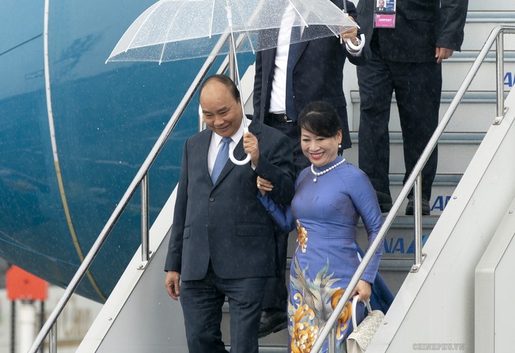 PM Nguyen Xuan Phuc tiba di Kota Osaka, memulai kehadirannya dalam KTT G20 - ảnh 1