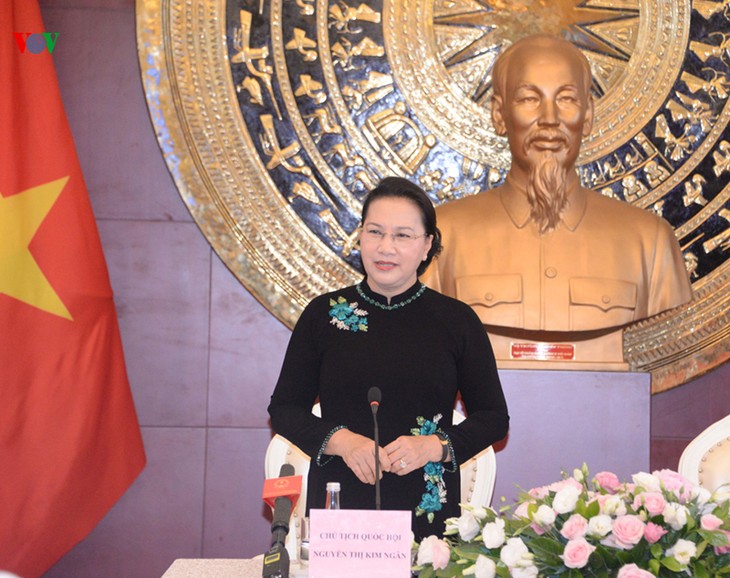 Ketua MN Nguyen Thi Kim Ngan menerumi para staf Kedutaan Besar dan wakil komunitas orang Viet Nam di Tiongkok - ảnh 1