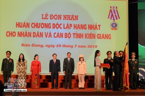 PM Nguyen Xuan Phuc menyampaikan Bintang Kemerdekaan klas I kepada Provinsi Kien Giang - ảnh 1
