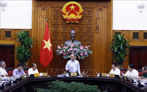 PM Nguyen Xuan Phuc memimpin sidang Badan Harian Sub-komisi Sosial-Ekonomi untuk melayani Kongres Nasional ke-13 Partai Komunis Viet Nam - ảnh 1
