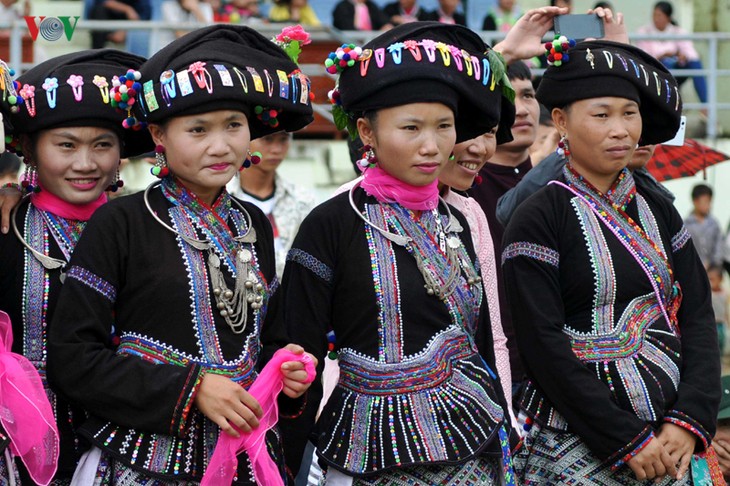 Busana tradisional perempuan etnis minoritas Lu di Provinsi Lai Chau - ảnh 1