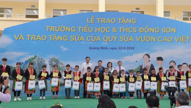Kertua MN Nguyen Thi Kim Ngan melakukan kunjungan kerja di Kabupaten Hoanh Bo, Provinsi Quang Ninh - ảnh 1