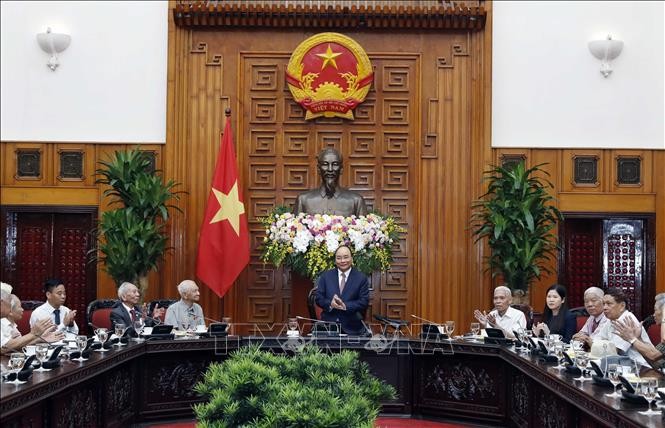 PM Nguyen Xuan Phuc menemui para mantan kader yang melayani Presiden Ho Chi Minh - ảnh 1