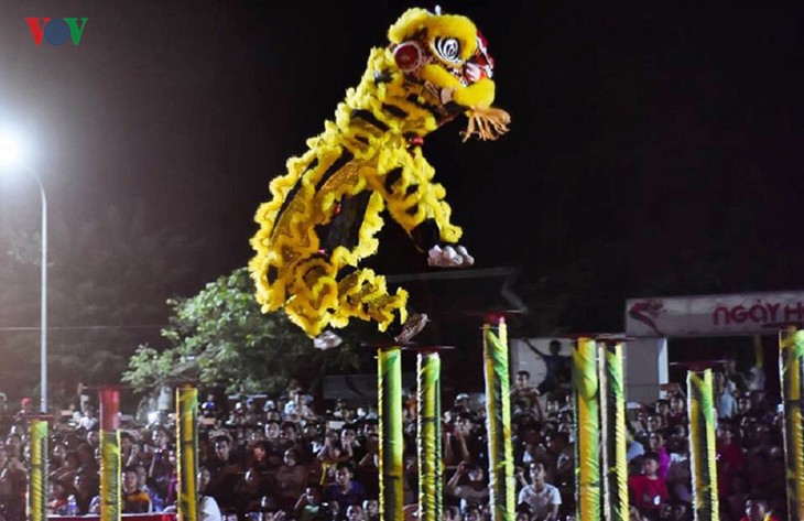 Lebih dari 70 tim tarian barongsai ikut serta dalam Festival Tarian Baronsai Internasional Hue 2019 - ảnh 1