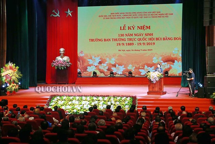 Ketua MN Nguyen Thi Kim Ngan menghadiri acara memperingati ulang tahun ke-130 lahirnya kakek Bui Bang Doan, mantan Ketua MN Viet Nam  - ảnh 1