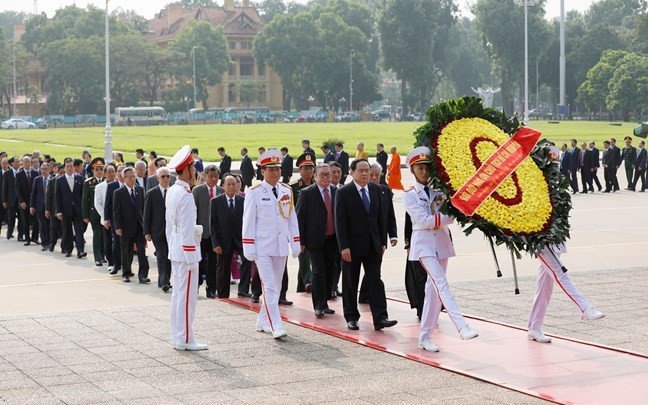 Delegasi utusan Kongres Nasional Front Tanah Air Viet Nam berziarah kepada Presiden Ho Chi Minh - ảnh 1