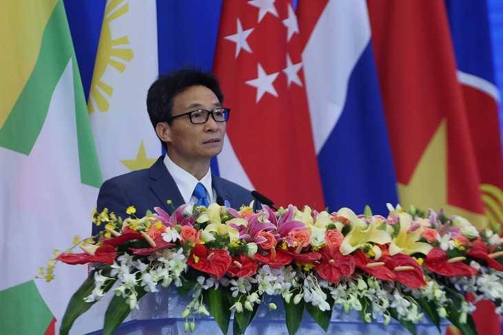 Deputi PM Vu Duc Dam menghadiri acara pembukaan Pekan Raya dan KTT ke-16  Perdagangan-Investasi Tiongkok-ASEAN - ảnh 1