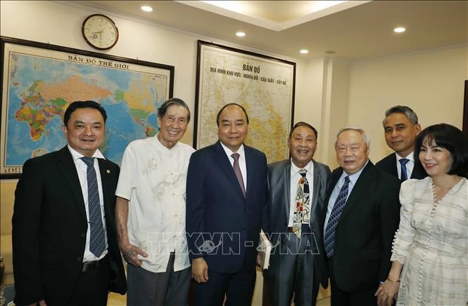 PM Nguyen Xuan Phuc menemui   mantan siswa  Sekolah Calon Perwira Viet Nam - ảnh 1