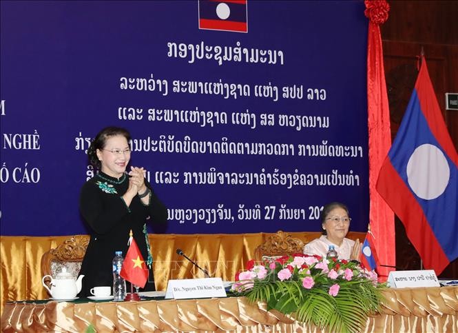 Lokakarya tematik antara Parlemen Laos dan MN Viet Nam tentang pelaksanaan peranan mengawas pendidikan kejuruan dan mempelajari surat pengaduan dan gugatan - ảnh 1