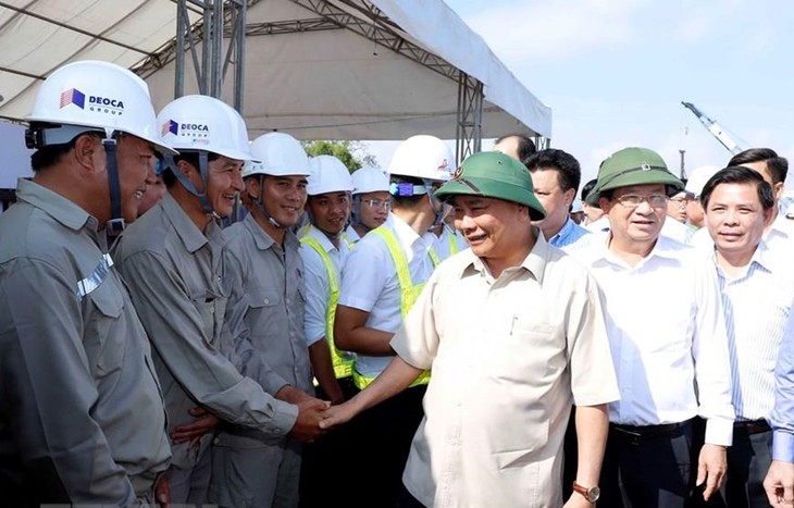 PM Nguyen Xuan Phuc melakukan inspeksi terhadap laju pembangunan jalan tol Trung Luong-My Thuan - ảnh 1