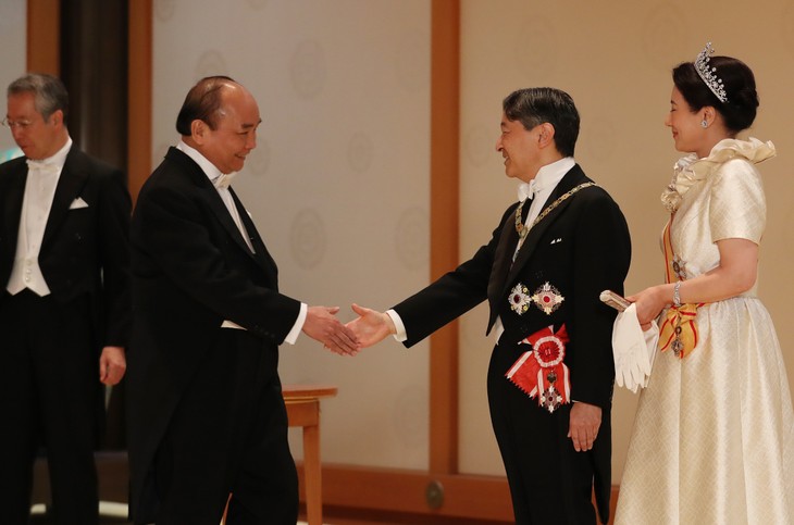 PM Nguyen Xuan Phuc mengakhiri dengan baik kunjungan untuk menghadiri acara kenaikan takhta Kaisar Jepang - ảnh 1