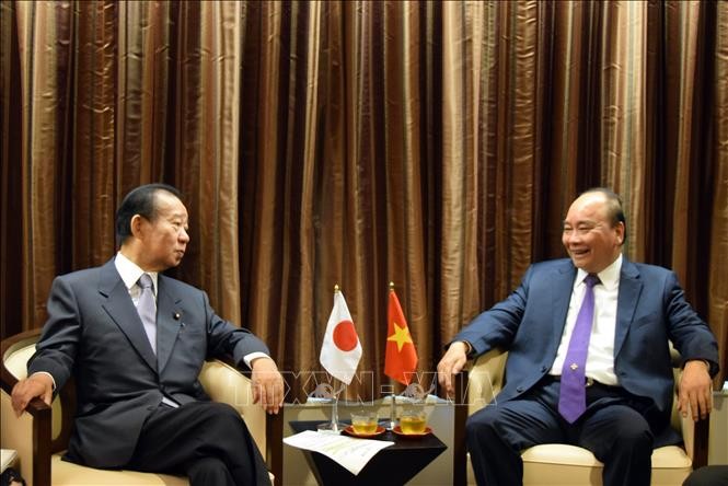 PM Nguyen Xuan Phuc menerima Sekjen Partai LPD dan menemui wakil komunitas intelektual Viet Nam di Jepang - ảnh 1