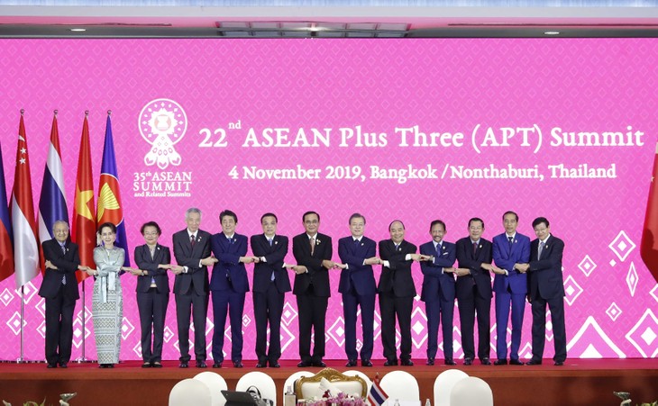 KTT ASEAN ke-35: PM Nguyen Xuan Phuc menghadiri KTT ASEAN plus 3 ke-22 - ảnh 1