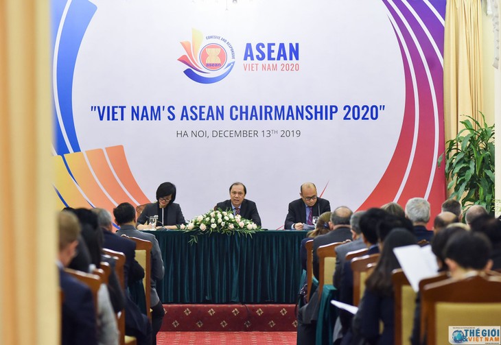 Deputi Menlu Nguyen Quoc Dung memberikan informasi tentang Tahun Keketuaan ASEAN 2020 - ảnh 1