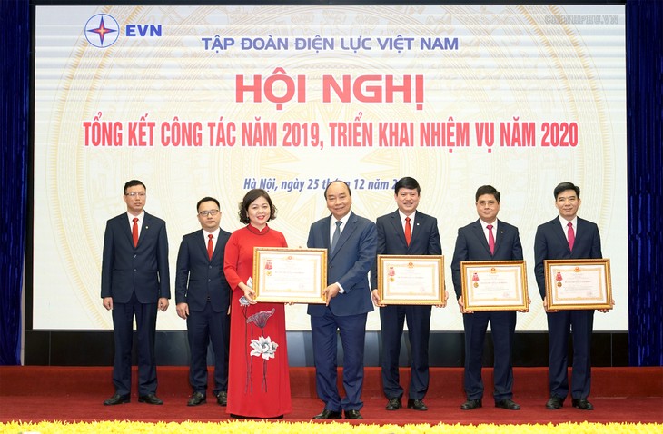 PM Nguyen Xuan Phuc menghadiri Konferensi Evaluasi EVN - ảnh 1