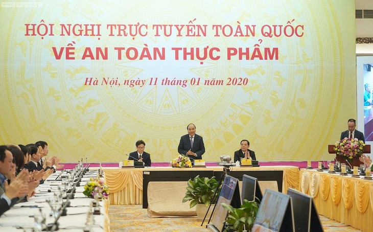 PM Nguyen Xuan Phuc: Harus menciptakan perubahan yang lebih baik tentang keselamatan bahan makanan tahun 2020 - ảnh 1