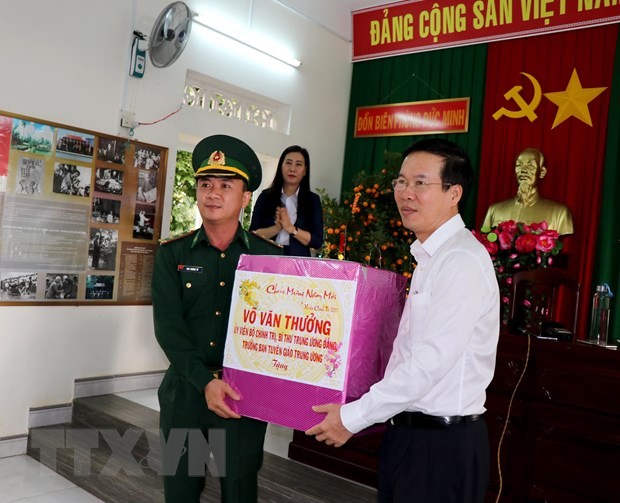 Pimpinan Partai Komunis dan Negara Viet Nam berkunjung dan mengucapkan selamat Hari Raya Tet di daerah-daerah - ảnh 1
