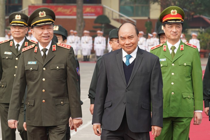 PM Nguyen Xuan Phuc memeriksa pekerjaan siaga bertempur dari Pasukan Polisi Keliling - ảnh 1