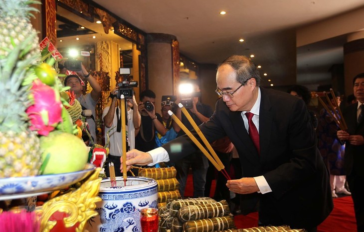 Kota Ho Chi Minh mengadakan acara mempersembahkan kue Tet kepada Pendiri Negara Raja Hung - ảnh 1