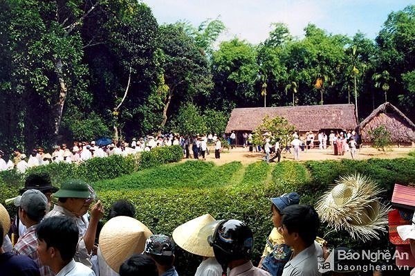 Warga mengunjungi Situs Peninggalan Sejarah Kim Lien untuk mengenangkan Presiden Ho Chi Minh sehubungan dengan Hari Raya Tet 2020 - ảnh 1