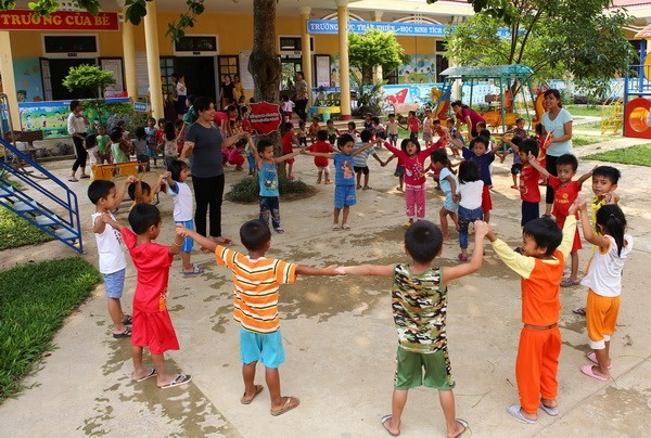 Anak-anak- Obyek yang mendapat prioritas dan perawatan istimewa di Viet Nam - ảnh 1
