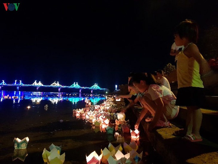 Melepaskan lampu bunga di Sungai Thach Han untuk mengenangkan para martir - ảnh 1